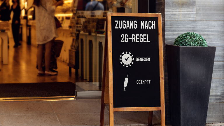 Schild zur 2G-Regel vor einem Ladengeschäft