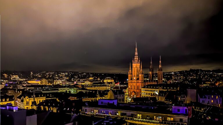 Ein Blick über Wiesbaden mit der Marktkirche.
