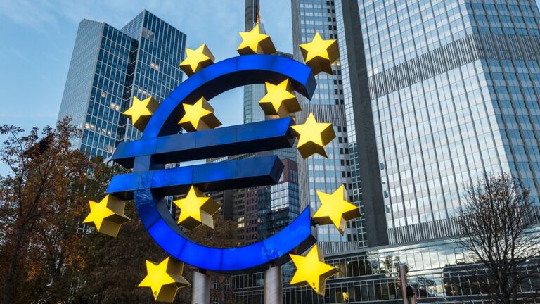 Das Euro-Symbol als Kunstwerk im Frankfurter Bankenviertel. Vor 20 Jahren, am 1. Januar 2002, wurde der Euro eingeführt. 