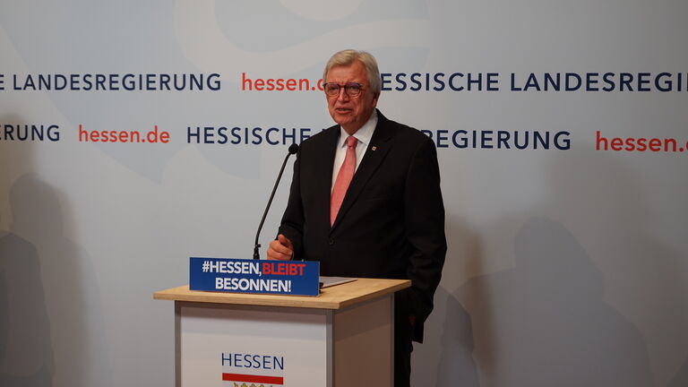 Ministerpräsident Volker Bouffier am Rednerpult der Pressekonferenz 