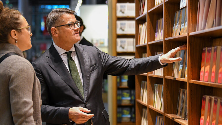 Boris Rhein besucht während eines Rundgangs auf der Frankfurter Buchmesse hessische Verlage 