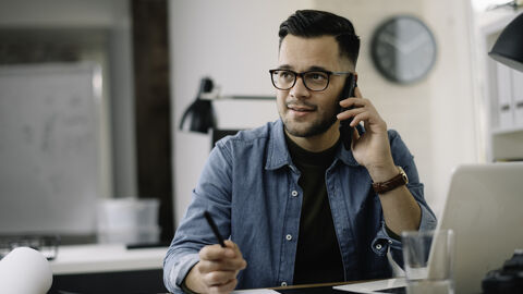 Junger Mann am Telefon Junger Mann am Telefon