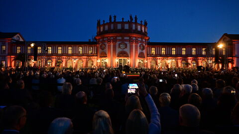 Die Serenade fand vor einer beeindruckenden Kulisse statt – dem Biebricher Schloss. Die Serenade fand vor einer beeindruckenden Kulisse statt – dem Biebricher Schloss.