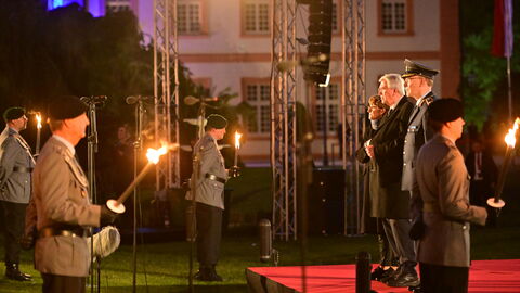 Ein ergreifender Moment: Volker Bouffier bei der Serenade. Ministerpräsidentinnen und Ministerpräsidenten wird diese Ehre in Deutschland zuteil, wenn sie zehn Jahre oder länger im Amt waren. Ein ergreifender Moment: Volker Bouffier bei der Serenade. Ministerpräsidentinnen und Ministerpräsidenten wird diese Ehre in Deutschland zuteil, wenn sie zehn Jahre oder länger im Amt waren.