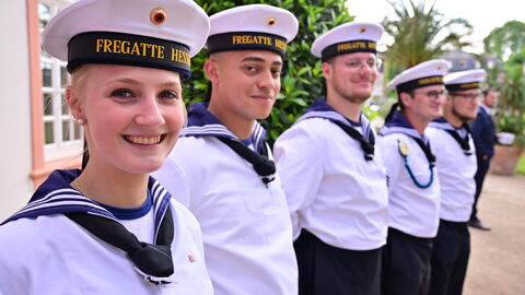 Nach rund zwölf Jahren legt der dienstälteste Regierungschef, Ministerpräsident Volker Bouffier, morgen im Hessischen Landtag sein Amt nieder. Heute Abend wurde er mit einer feierlichen Serenade im Wiesbadener Schloss Biebrich verabschiedet. Unter den Gästen waren viele politische Weggefährten und Freunde des Ministerpräsidenten sowie Vertreter der Kirchen, der Medien, aus der Wirtschaft, dem Sport und der Gesellschaft. Nach rund zwölf Jahren legt der dienstälteste Regierungschef, Ministerpräsident Volker Bouffier, morgen im Hessischen Landtag sein Amt nieder. Heute Abend wurde er mit einer feierlichen Serenade im Wiesbadener Schloss Biebrich verabschiedet. Unter den Gästen waren viele politische Weggefährten und Freunde des Ministerpräsidenten sowie Vertreter der Kirchen, der Medien, aus der Wirtschaft, dem Sport und der Gesellschaft.