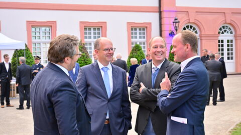 Nach rund zwölf Jahren legt der dienstälteste Regierungschef, Ministerpräsident Volker Bouffier, morgen im Hessischen Landtag sein Amt nieder. Heute Abend wurde er mit einer feierlichen Serenade im Wiesbadener Schloss Biebrich verabschiedet. Unter den Gästen waren viele politische Weggefährten und Freunde des Ministerpräsidenten sowie Vertreter der Kirchen, der Medien, aus der Wirtschaft, dem Sport und der Gesellschaft. Nach rund zwölf Jahren legt der dienstälteste Regierungschef, Ministerpräsident Volker Bouffier, morgen im Hessischen Landtag sein Amt nieder. Heute Abend wurde er mit einer feierlichen Serenade im Wiesbadener Schloss Biebrich verabschiedet. Unter den Gästen waren viele politische Weggefährten und Freunde des Ministerpräsidenten sowie Vertreter der Kirchen, der Medien, aus der Wirtschaft, dem Sport und der Gesellschaft.