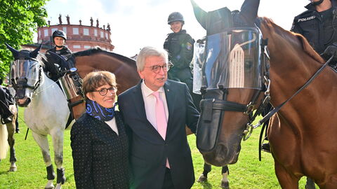 Nach rund zwölf Jahren legt der dienstälteste Regierungschef, Ministerpräsident Volker Bouffier, morgen im Hessischen Landtag sein Amt nieder. Heute Abend wurde er mit einer feierlichen Serenade im Wiesbadener Schloss Biebrich verabschiedet. Unter den Gästen waren viele politische Weggefährten und Freunde des Ministerpräsidenten sowie Vertreter der Kirchen, der Medien, aus der Wirtschaft, dem Sport und der Gesellschaft. Nach rund zwölf Jahren legt der dienstälteste Regierungschef, Ministerpräsident Volker Bouffier, morgen im Hessischen Landtag sein Amt nieder. Heute Abend wurde er mit einer feierlichen Serenade im Wiesbadener Schloss Biebrich verabschiedet. Unter den Gästen waren viele politische Weggefährten und Freunde des Ministerpräsidenten sowie Vertreter der Kirchen, der Medien, aus der Wirtschaft, dem Sport und der Gesellschaft.