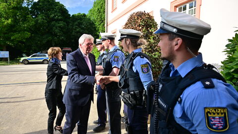 Nach rund zwölf Jahren legt der dienstälteste Regierungschef, Ministerpräsident Volker Bouffier, morgen im Hessischen Landtag sein Amt nieder. Heute Abend wurde er mit einer feierlichen Serenade im Wiesbadener Schloss Biebrich verabschiedet. Unter den Gästen waren viele politische Weggefährten und Freunde des Ministerpräsidenten sowie Vertreter der Kirchen, der Medien, aus der Wirtschaft, dem Sport und der Gesellschaft. Nach rund zwölf Jahren legt der dienstälteste Regierungschef, Ministerpräsident Volker Bouffier, morgen im Hessischen Landtag sein Amt nieder. Heute Abend wurde er mit einer feierlichen Serenade im Wiesbadener Schloss Biebrich verabschiedet. Unter den Gästen waren viele politische Weggefährten und Freunde des Ministerpräsidenten sowie Vertreter der Kirchen, der Medien, aus der Wirtschaft, dem Sport und der Gesellschaft.
