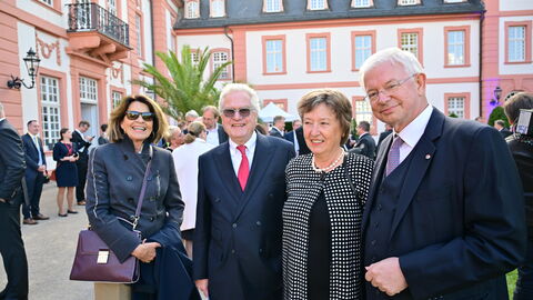 Nach rund zwölf Jahren legt der dienstälteste Regierungschef, Ministerpräsident Volker Bouffier, morgen im Hessischen Landtag sein Amt nieder. Heute Abend wurde er mit einer feierlichen Serenade im Wiesbadener Schloss Biebrich verabschiedet. Unter den Gästen waren viele politische Weggefährten und Freunde des Ministerpräsidenten sowie Vertreter der Kirchen, der Medien, aus der Wirtschaft, dem Sport und der Gesellschaft. Nach rund zwölf Jahren legt der dienstälteste Regierungschef, Ministerpräsident Volker Bouffier, morgen im Hessischen Landtag sein Amt nieder. Heute Abend wurde er mit einer feierlichen Serenade im Wiesbadener Schloss Biebrich verabschiedet. Unter den Gästen waren viele politische Weggefährten und Freunde des Ministerpräsidenten sowie Vertreter der Kirchen, der Medien, aus der Wirtschaft, dem Sport und der Gesellschaft.