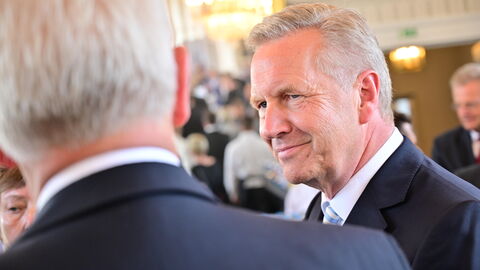 Nach rund zwölf Jahren legt der dienstälteste Regierungschef, Ministerpräsident Volker Bouffier, morgen im Hessischen Landtag sein Amt nieder. Heute Abend wurde er mit einer feierlichen Serenade im Wiesbadener Schloss Biebrich verabschiedet. Unter den Gästen waren viele politische Weggefährten und Freunde des Ministerpräsidenten sowie Vertreter der Kirchen, der Medien, aus der Wirtschaft, dem Sport und der Gesellschaft. Nach rund zwölf Jahren legt der dienstälteste Regierungschef, Ministerpräsident Volker Bouffier, morgen im Hessischen Landtag sein Amt nieder. Heute Abend wurde er mit einer feierlichen Serenade im Wiesbadener Schloss Biebrich verabschiedet. Unter den Gästen waren viele politische Weggefährten und Freunde des Ministerpräsidenten sowie Vertreter der Kirchen, der Medien, aus der Wirtschaft, dem Sport und der Gesellschaft.