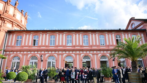 Nach rund zwölf Jahren legt der dienstälteste Regierungschef, Ministerpräsident Volker Bouffier, morgen im Hessischen Landtag sein Amt nieder. Heute Abend wurde er mit einer feierlichen Serenade im Wiesbadener Schloss Biebrich verabschiedet. Unter den Gästen waren viele politische Weggefährten und Freunde des Ministerpräsidenten sowie Vertreter der Kirchen, der Medien, aus der Wirtschaft, dem Sport und der Gesellschaft. Nach rund zwölf Jahren legt der dienstälteste Regierungschef, Ministerpräsident Volker Bouffier, morgen im Hessischen Landtag sein Amt nieder. Heute Abend wurde er mit einer feierlichen Serenade im Wiesbadener Schloss Biebrich verabschiedet. Unter den Gästen waren viele politische Weggefährten und Freunde des Ministerpräsidenten sowie Vertreter der Kirchen, der Medien, aus der Wirtschaft, dem Sport und der Gesellschaft.