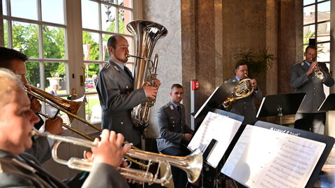 Nach rund zwölf Jahren legt der dienstälteste Regierungschef, Ministerpräsident Volker Bouffier, morgen im Hessischen Landtag sein Amt nieder. Heute Abend wurde er mit einer feierlichen Serenade im Wiesbadener Schloss Biebrich verabschiedet. Unter den Gästen waren viele politische Weggefährten und Freunde des Ministerpräsidenten sowie Vertreter der Kirchen, der Medien, aus der Wirtschaft, dem Sport und der Gesellschaft. Nach rund zwölf Jahren legt der dienstälteste Regierungschef, Ministerpräsident Volker Bouffier, morgen im Hessischen Landtag sein Amt nieder. Heute Abend wurde er mit einer feierlichen Serenade im Wiesbadener Schloss Biebrich verabschiedet. Unter den Gästen waren viele politische Weggefährten und Freunde des Ministerpräsidenten sowie Vertreter der Kirchen, der Medien, aus der Wirtschaft, dem Sport und der Gesellschaft.