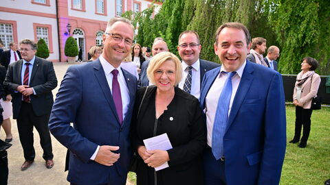Nach rund zwölf Jahren legt der dienstälteste Regierungschef, Ministerpräsident Volker Bouffier, morgen im Hessischen Landtag sein Amt nieder. Heute Abend wurde er mit einer feierlichen Serenade im Wiesbadener Schloss Biebrich verabschiedet. Unter den Gästen waren viele politische Weggefährten und Freunde des Ministerpräsidenten sowie Vertreter der Kirchen, der Medien, aus der Wirtschaft, dem Sport und der Gesellschaft. Nach rund zwölf Jahren legt der dienstälteste Regierungschef, Ministerpräsident Volker Bouffier, morgen im Hessischen Landtag sein Amt nieder. Heute Abend wurde er mit einer feierlichen Serenade im Wiesbadener Schloss Biebrich verabschiedet. Unter den Gästen waren viele politische Weggefährten und Freunde des Ministerpräsidenten sowie Vertreter der Kirchen, der Medien, aus der Wirtschaft, dem Sport und der Gesellschaft.