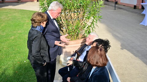 Nach rund zwölf Jahren legt der dienstälteste Regierungschef, Ministerpräsident Volker Bouffier, morgen im Hessischen Landtag sein Amt nieder. Heute Abend wurde er mit einer feierlichen Serenade im Wiesbadener Schloss Biebrich verabschiedet. Unter den Gästen waren viele politische Weggefährten und Freunde des Ministerpräsidenten sowie Vertreter der Kirchen, der Medien, aus der Wirtschaft, dem Sport und der Gesellschaft. Nach rund zwölf Jahren legt der dienstälteste Regierungschef, Ministerpräsident Volker Bouffier, morgen im Hessischen Landtag sein Amt nieder. Heute Abend wurde er mit einer feierlichen Serenade im Wiesbadener Schloss Biebrich verabschiedet. Unter den Gästen waren viele politische Weggefährten und Freunde des Ministerpräsidenten sowie Vertreter der Kirchen, der Medien, aus der Wirtschaft, dem Sport und der Gesellschaft.