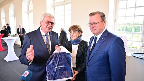 Nach rund zwölf Jahren legt der dienstälteste Regierungschef, Ministerpräsident Volker Bouffier, morgen im Hessischen Landtag sein Amt nieder. Heute Abend wurde er mit einer feierlichen Serenade im Wiesbadener Schloss Biebrich verabschiedet. Unter den Gästen waren viele politische Weggefährten und Freunde des Ministerpräsidenten sowie Vertreter der Kirchen, der Medien, aus der Wirtschaft, dem Sport und der Gesellschaft. Nach rund zwölf Jahren legt der dienstälteste Regierungschef, Ministerpräsident Volker Bouffier, morgen im Hessischen Landtag sein Amt nieder. Heute Abend wurde er mit einer feierlichen Serenade im Wiesbadener Schloss Biebrich verabschiedet. Unter den Gästen waren viele politische Weggefährten und Freunde des Ministerpräsidenten sowie Vertreter der Kirchen, der Medien, aus der Wirtschaft, dem Sport und der Gesellschaft.