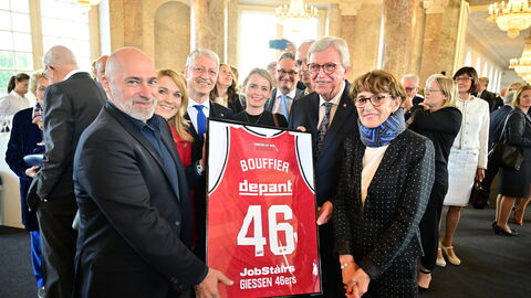 Nach rund zwölf Jahren legt der dienstälteste Regierungschef, Ministerpräsident Volker Bouffier, morgen im Hessischen Landtag sein Amt nieder. Heute Abend wurde er mit einer feierlichen Serenade im Wiesbadener Schloss Biebrich verabschiedet. Unter den Gästen waren viele politische Weggefährten und Freunde des Ministerpräsidenten sowie Vertreter der Kirchen, der Medien, aus der Wirtschaft, dem Sport und der Gesellschaft. Nach rund zwölf Jahren legt der dienstälteste Regierungschef, Ministerpräsident Volker Bouffier, morgen im Hessischen Landtag sein Amt nieder. Heute Abend wurde er mit einer feierlichen Serenade im Wiesbadener Schloss Biebrich verabschiedet. Unter den Gästen waren viele politische Weggefährten und Freunde des Ministerpräsidenten sowie Vertreter der Kirchen, der Medien, aus der Wirtschaft, dem Sport und der Gesellschaft.