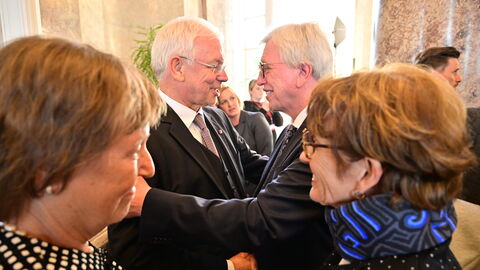 Hessens ehemaliger Ministerpräsident Roland Koch mit Volker Bouffier. Hessens ehemaliger Ministerpräsident Roland Koch mit Volker Bouffier.
