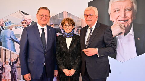 Nach rund zwölf Jahren legt der dienstälteste Regierungschef, Ministerpräsident Volker Bouffier, morgen im Hessischen Landtag sein Amt nieder. Heute Abend wurde er mit einer feierlichen Serenade im Wiesbadener Schloss Biebrich verabschiedet. Unter den Gästen waren viele politische Weggefährten und Freunde des Ministerpräsidenten sowie Vertreter der Kirchen, der Medien, aus der Wirtschaft, dem Sport und der Gesellschaft. Nach rund zwölf Jahren legt der dienstälteste Regierungschef, Ministerpräsident Volker Bouffier, morgen im Hessischen Landtag sein Amt nieder. Heute Abend wurde er mit einer feierlichen Serenade im Wiesbadener Schloss Biebrich verabschiedet. Unter den Gästen waren viele politische Weggefährten und Freunde des Ministerpräsidenten sowie Vertreter der Kirchen, der Medien, aus der Wirtschaft, dem Sport und der Gesellschaft.