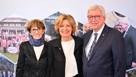 Nach rund zwölf Jahren legt der dienstälteste Regierungschef, Ministerpräsident Volker Bouffier, morgen im Hessischen Landtag sein Amt nieder. Heute Abend wurde er mit einer feierlichen Serenade im Wiesbadener Schloss Biebrich verabschiedet. Unter den Gästen waren viele politische Weggefährten und Freunde des Ministerpräsidenten sowie Vertreter der Kirchen, der Medien, aus der Wirtschaft, dem Sport und der Gesellschaft. Nach rund zwölf Jahren legt der dienstälteste Regierungschef, Ministerpräsident Volker Bouffier, morgen im Hessischen Landtag sein Amt nieder. Heute Abend wurde er mit einer feierlichen Serenade im Wiesbadener Schloss Biebrich verabschiedet. Unter den Gästen waren viele politische Weggefährten und Freunde des Ministerpräsidenten sowie Vertreter der Kirchen, der Medien, aus der Wirtschaft, dem Sport und der Gesellschaft.