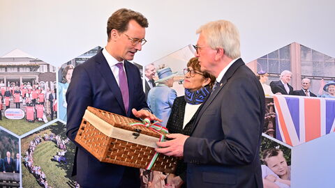 Nach rund zwölf Jahren legt der dienstälteste Regierungschef, Ministerpräsident Volker Bouffier, morgen im Hessischen Landtag sein Amt nieder. Heute Abend wurde er mit einer feierlichen Serenade im Wiesbadener Schloss Biebrich verabschiedet. Unter den Gästen waren viele politische Weggefährten und Freunde des Ministerpräsidenten sowie Vertreter der Kirchen, der Medien, aus der Wirtschaft, dem Sport und der Gesellschaft. Nach rund zwölf Jahren legt der dienstälteste Regierungschef, Ministerpräsident Volker Bouffier, morgen im Hessischen Landtag sein Amt nieder. Heute Abend wurde er mit einer feierlichen Serenade im Wiesbadener Schloss Biebrich verabschiedet. Unter den Gästen waren viele politische Weggefährten und Freunde des Ministerpräsidenten sowie Vertreter der Kirchen, der Medien, aus der Wirtschaft, dem Sport und der Gesellschaft.