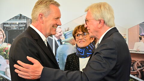 Nach rund zwölf Jahren legt der dienstälteste Regierungschef, Ministerpräsident Volker Bouffier, morgen im Hessischen Landtag sein Amt nieder. Heute Abend wurde er mit einer feierlichen Serenade im Wiesbadener Schloss Biebrich verabschiedet. Unter den Gästen waren viele politische Weggefährten und Freunde des Ministerpräsidenten sowie Vertreter der Kirchen, der Medien, aus der Wirtschaft, dem Sport und der Gesellschaft. Nach rund zwölf Jahren legt der dienstälteste Regierungschef, Ministerpräsident Volker Bouffier, morgen im Hessischen Landtag sein Amt nieder. Heute Abend wurde er mit einer feierlichen Serenade im Wiesbadener Schloss Biebrich verabschiedet. Unter den Gästen waren viele politische Weggefährten und Freunde des Ministerpräsidenten sowie Vertreter der Kirchen, der Medien, aus der Wirtschaft, dem Sport und der Gesellschaft.