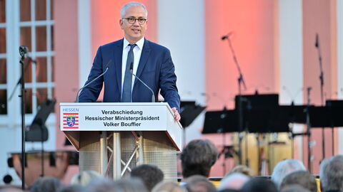 Nach rund zwölf Jahren legt der dienstälteste Regierungschef, Ministerpräsident Volker Bouffier, morgen im Hessischen Landtag sein Amt nieder. Heute Abend wurde er mit einer feierlichen Serenade im Wiesbadener Schloss Biebrich verabschiedet. Unter den Gästen waren viele politische Weggefährten und Freunde des Ministerpräsidenten sowie Vertreter der Kirchen, der Medien, aus der Wirtschaft, dem Sport und der Gesellschaft. Nach rund zwölf Jahren legt der dienstälteste Regierungschef, Ministerpräsident Volker Bouffier, morgen im Hessischen Landtag sein Amt nieder. Heute Abend wurde er mit einer feierlichen Serenade im Wiesbadener Schloss Biebrich verabschiedet. Unter den Gästen waren viele politische Weggefährten und Freunde des Ministerpräsidenten sowie Vertreter der Kirchen, der Medien, aus der Wirtschaft, dem Sport und der Gesellschaft.