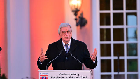 Nach rund zwölf Jahren legt der dienstälteste Regierungschef, Ministerpräsident Volker Bouffier, morgen im Hessischen Landtag sein Amt nieder. Heute Abend wurde er mit einer feierlichen Serenade im Wiesbadener Schloss Biebrich verabschiedet. Unter den Gästen waren viele politische Weggefährten und Freunde des Ministerpräsidenten sowie Vertreter der Kirchen, der Medien, aus der Wirtschaft, dem Sport und der Gesellschaft. Nach rund zwölf Jahren legt der dienstälteste Regierungschef, Ministerpräsident Volker Bouffier, morgen im Hessischen Landtag sein Amt nieder. Heute Abend wurde er mit einer feierlichen Serenade im Wiesbadener Schloss Biebrich verabschiedet. Unter den Gästen waren viele politische Weggefährten und Freunde des Ministerpräsidenten sowie Vertreter der Kirchen, der Medien, aus der Wirtschaft, dem Sport und der Gesellschaft.
