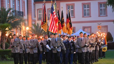 Der Beginn der Serenade: Die Bundeswehr zieht ein. Der Beginn der Serenade: Die Bundeswehr zieht ein.