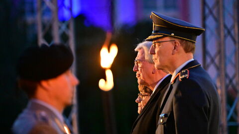 Ein ergreifender Moment: Volker Bouffier bei der Serenade. Ministerpräsidentinnen und Ministerpräsidenten wird diese Ehre in Deutschland zuteil, wenn sie zehn Jahre oder länger im Amt waren. Ein ergreifender Moment: Volker Bouffier bei der Serenade. Ministerpräsidentinnen und Ministerpräsidenten wird diese Ehre in Deutschland zuteil, wenn sie zehn Jahre oder länger im Amt waren.