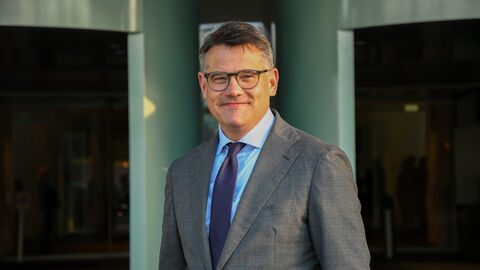 Ministerpräsident Boris Rhein  Ministerpräsident Boris Rhein steht vor dem Bundeskanzleramt und lächelt in die Kamera