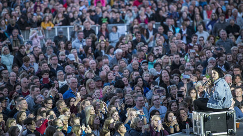 Stefanie von Silbermond begeistert das Publikum Menschenmenge bei Konzert