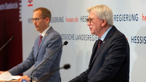 Ministerpräsident Bouffier und Sozialminister Klose bei einer Pressekonferenz Ministerpräsident Bouffier und Sozialminister Klose bei einer Pressekonferenz